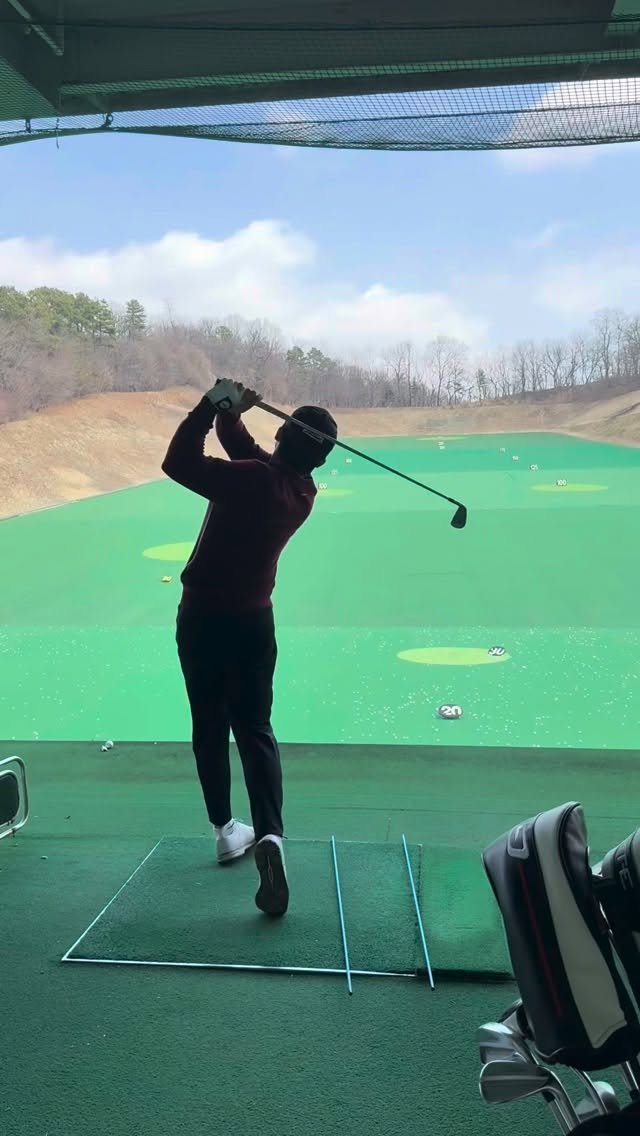 hoi_golf 게시물 이미지: 백스윙 탑 느낌 , 왼쪽 어깨 비켜주기, 오른쪽 골반 얌전하게