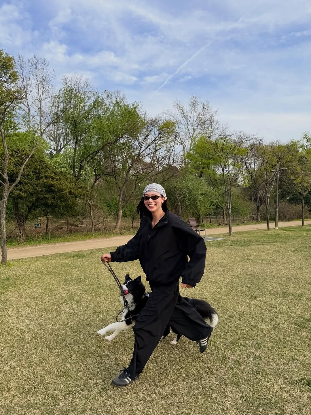 Photo by HOLLY 이호정 on April 19, 2026. May be an image of dalmatian, collie, frisbee, grass, park and text.