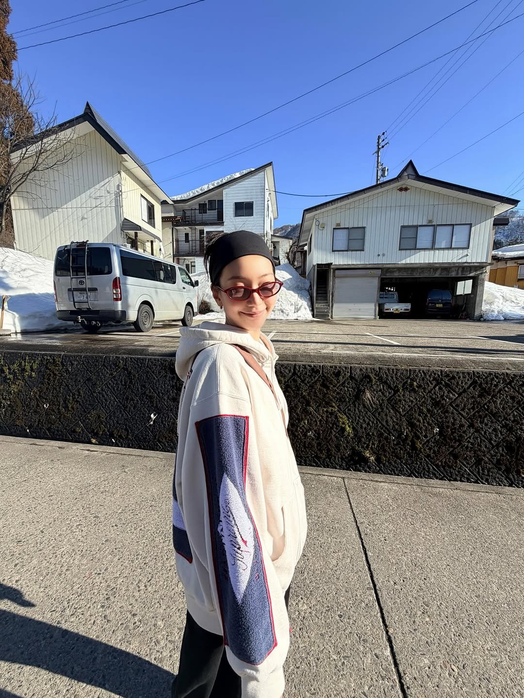 Photo by HOLLY 이호정 on April 03, 2026. May be an image of standing, sweatpants, sweater, fleece, jacket, cardigan, sweatshirt, sweatsuit and text.