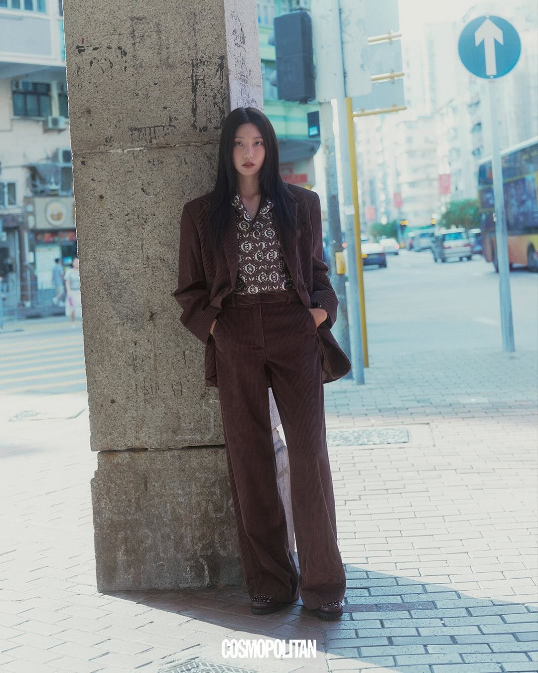 Photo shared by HOLLY 이호정 on September 21, 2025 tagging @weekendmaxmara, and @cosmopolitankorea. May be an image of suit, turtleneck, blazer and outerwear.