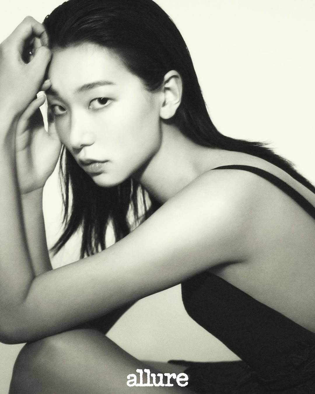 Photo shared by HOLLY 이호정 on September 26, 2025 tagging @allurekorea. May be a black-and-white image of one or more people, hair and makeup.