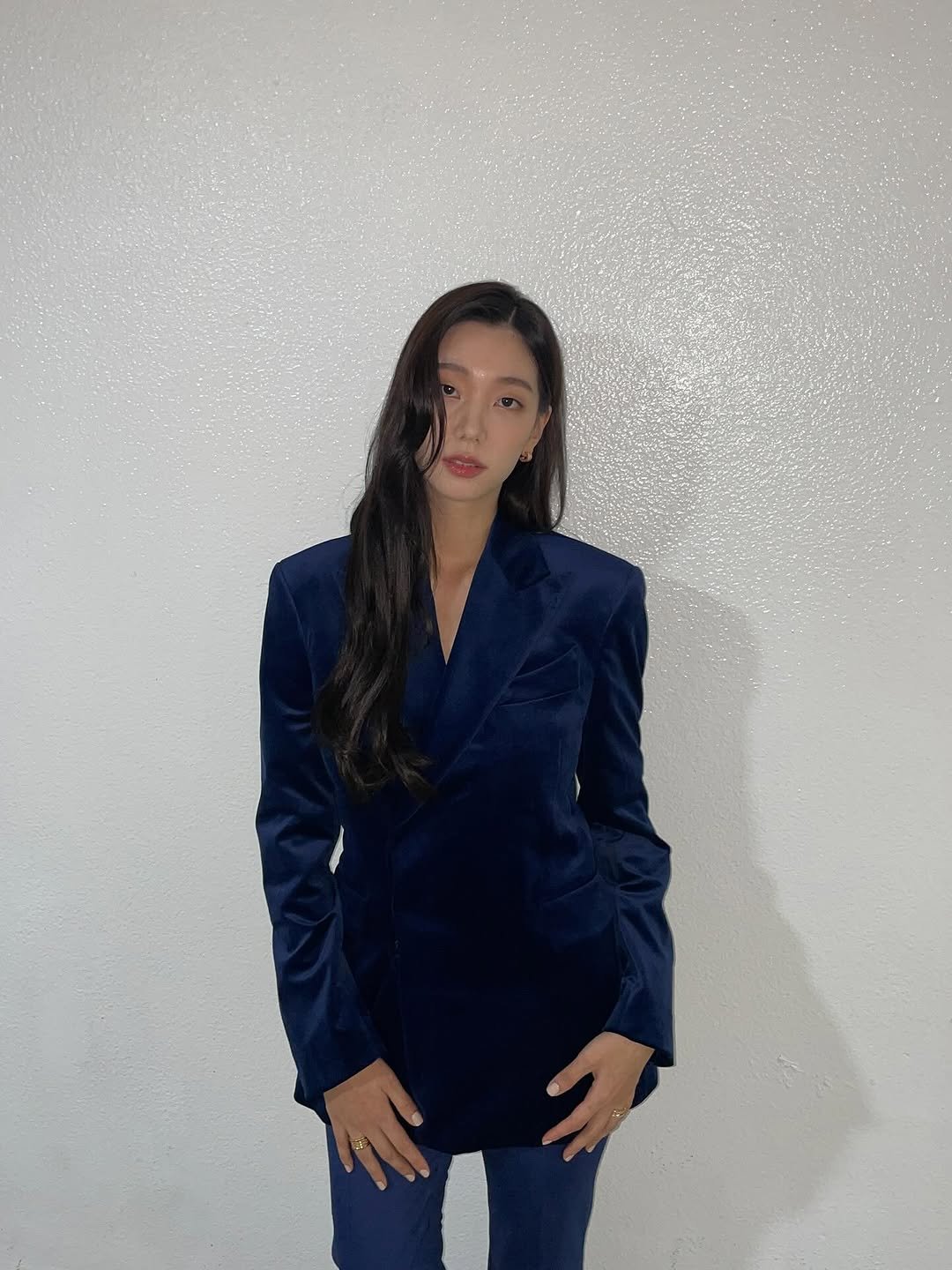 Photo by HOLLY 이호정 on October 11, 2025. May be an image of coat, blazer, jacket, top and text.