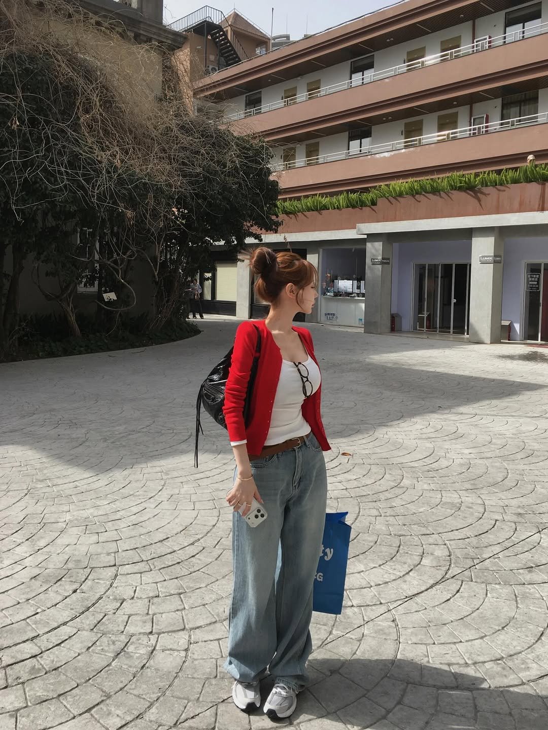 Photo by 홀리 on March 01, 2026. May be an image of cornflower and text.