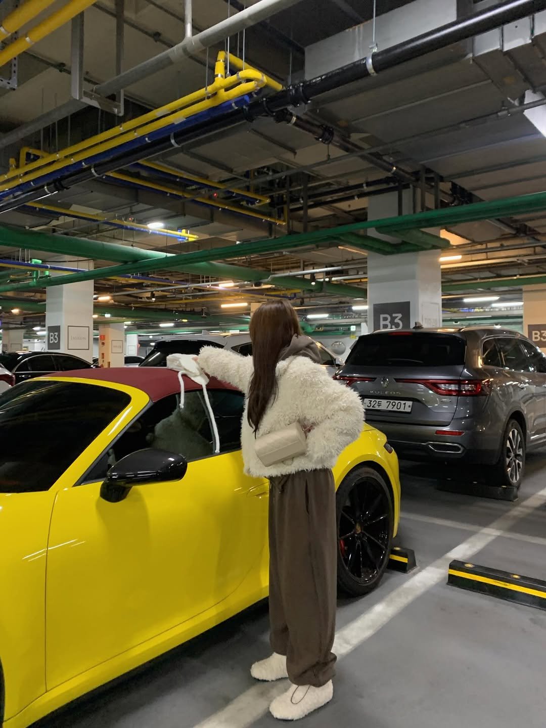 Photo by (주)홀리 on November 28, 2025. May be an image of car, convertible, roadster and text.