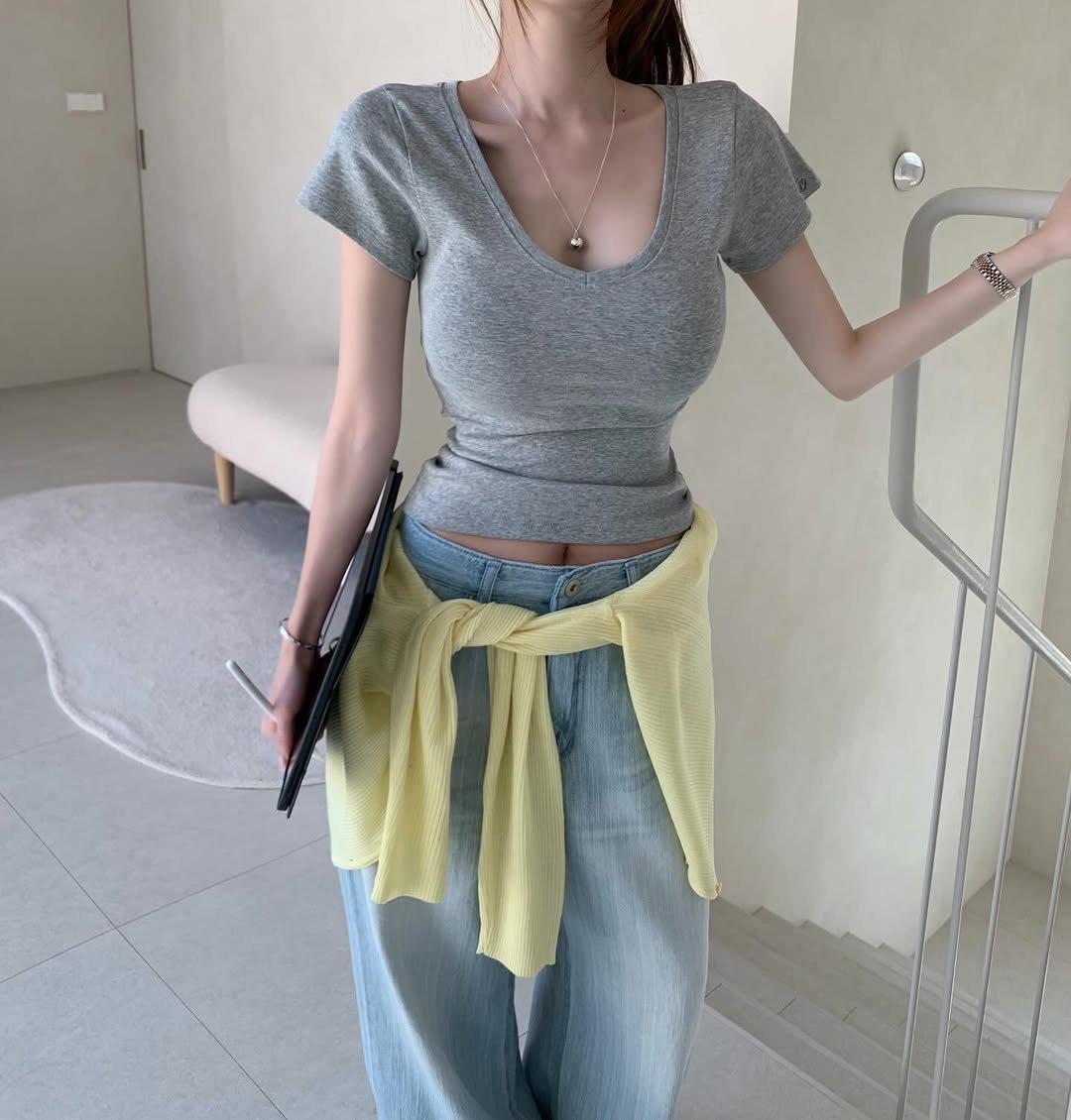 Photo by 홀리 on April 20, 2026. May be an image of drawstring, top and text.