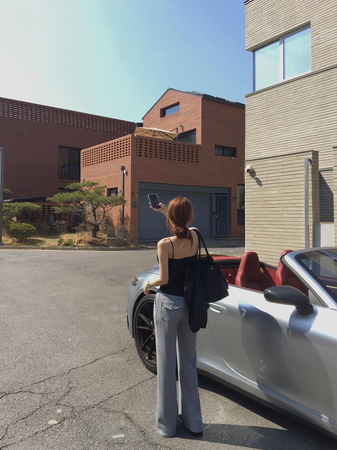 Photo by 홀리 on April 20, 2026. May be an image of car, convertible, roadster, road and text.