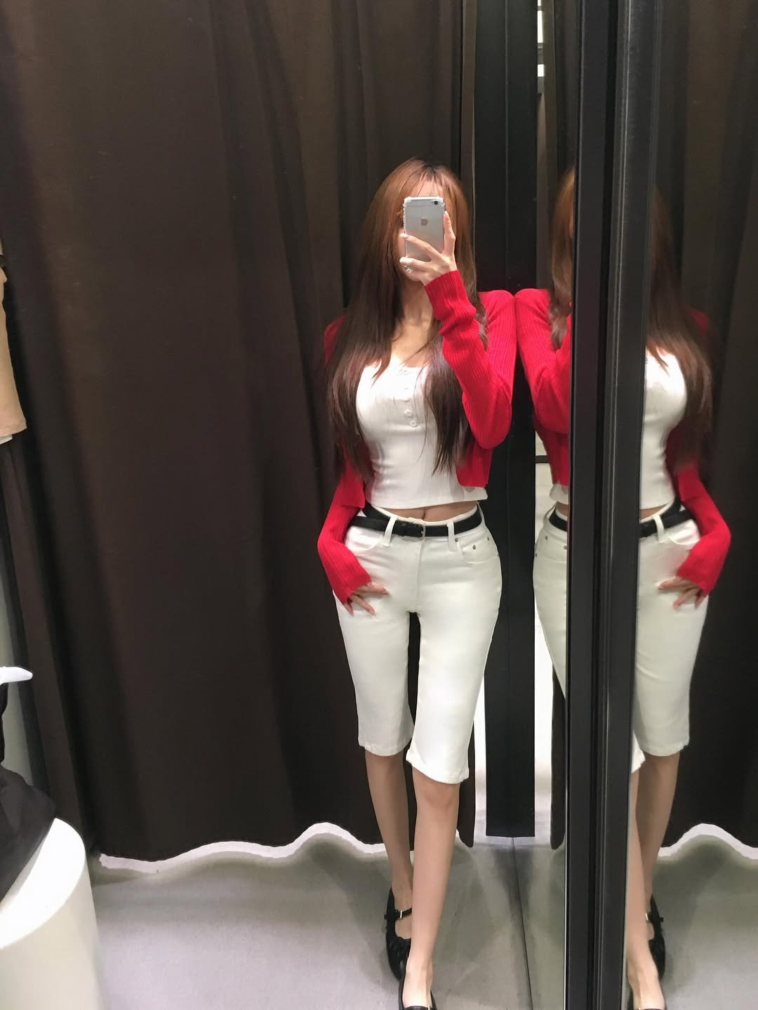 Photo by 홀리 on April 28, 2026. May be an image of mirror, skirt, top, miniskirt, dress and text.