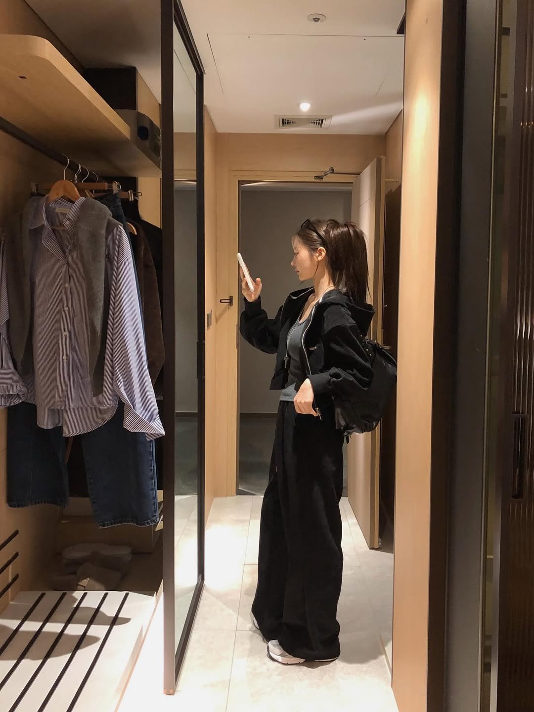 Photo by (주)홀리 on January 16, 2026. May be an image of duffle coat, overcoat, goosedown coat, clothes hanger and text.