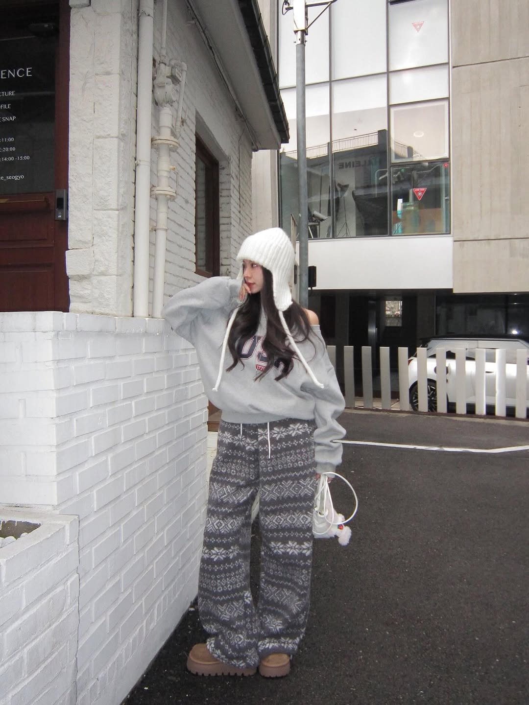 Photo by (주)홀리 on December 30, 2025. May be an image of duffle coat, sleepwear, hat, sweatpants, parka, fleece and text.