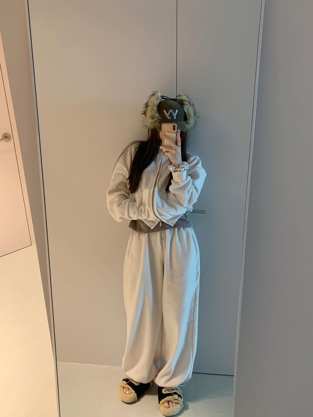 Photo by (주)홀리 on November 29, 2025. May be an image of sleepwear, jumpsuit, bath robe, sweatpants, parka, sweatsuit and text.