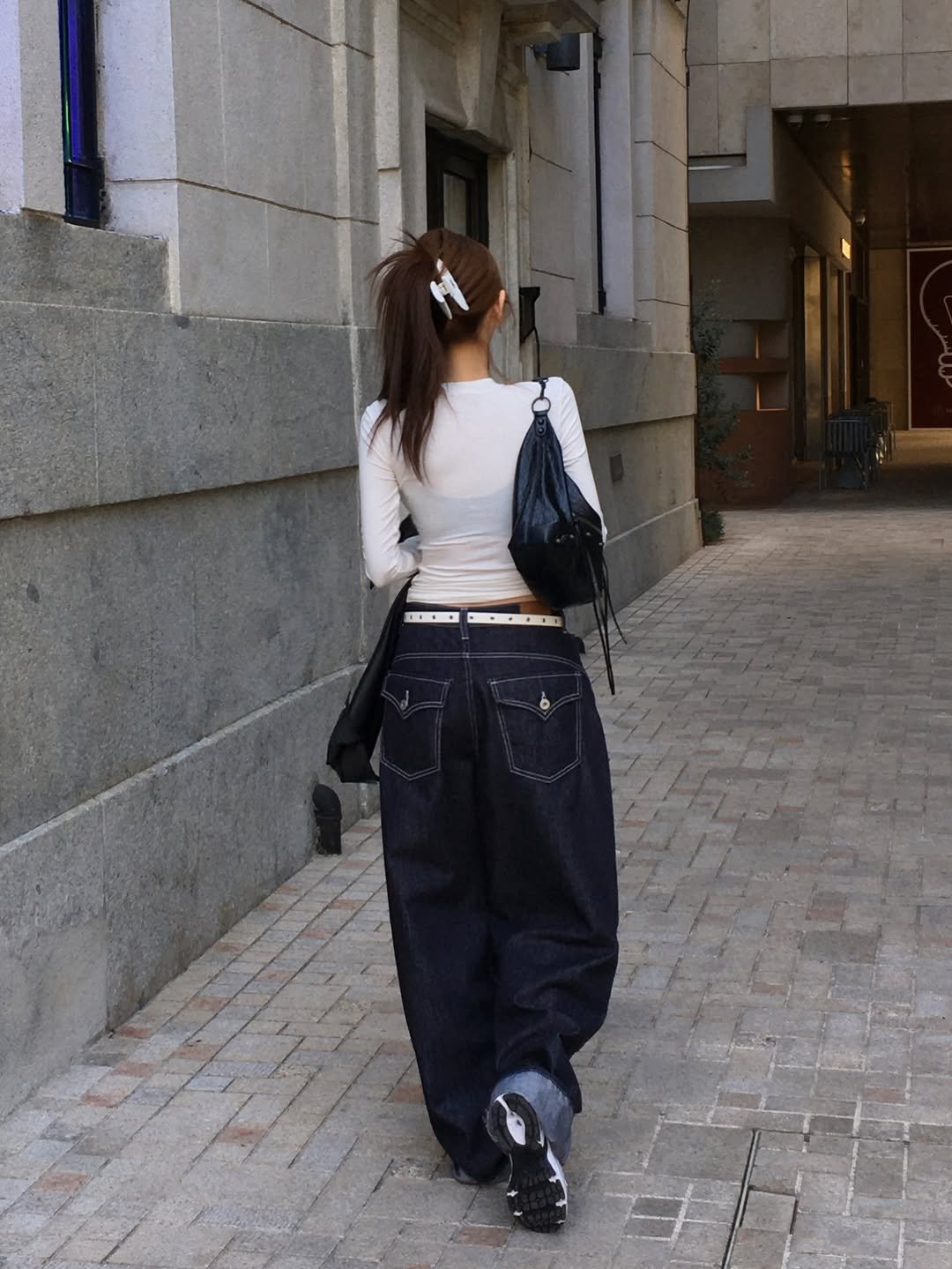Photo by 홀리 on March 03, 2026. May be an image of sweatpants, street and text.