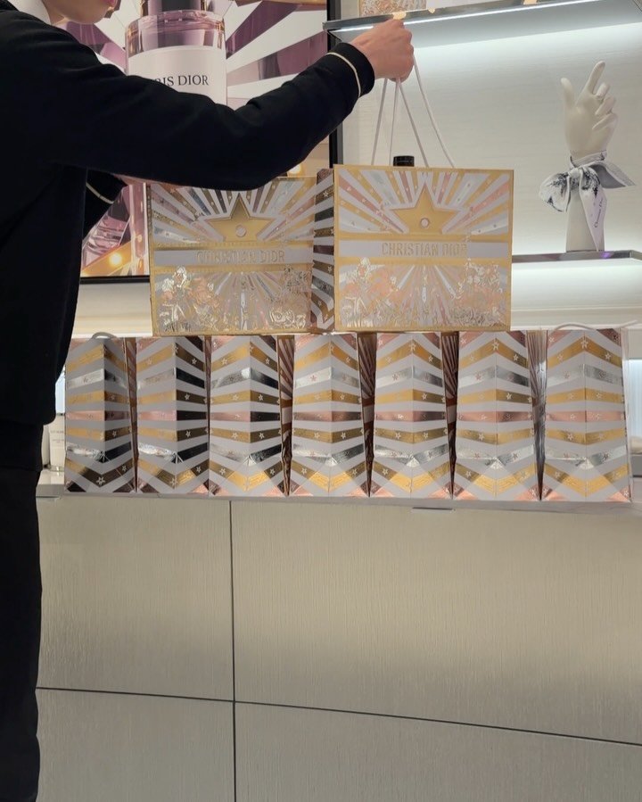 holly_meing 게시물 이미지: 사랑하는 홀리몰리님들을 위한 연말 선물을 준비했어요♥️🧑🏼‍🎄 
1년동안 홀리를...