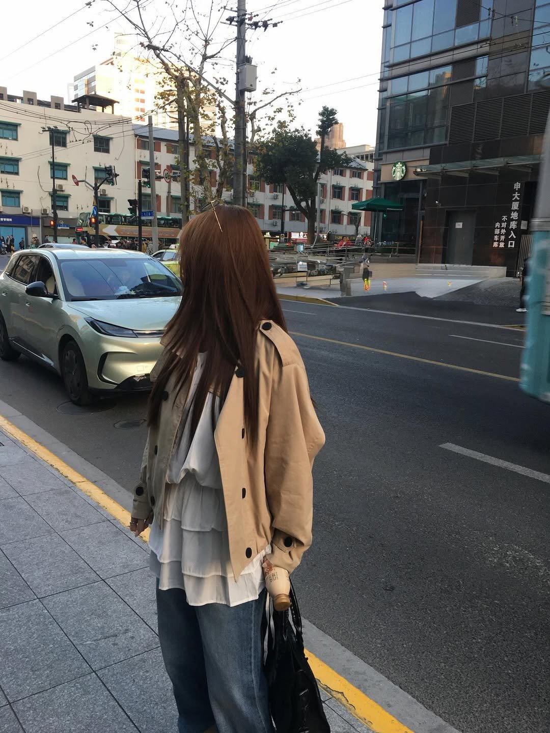 Photo by 홀리 on February 27, 2026. May be an image of duffle coat, overcoat, parka, street and text.