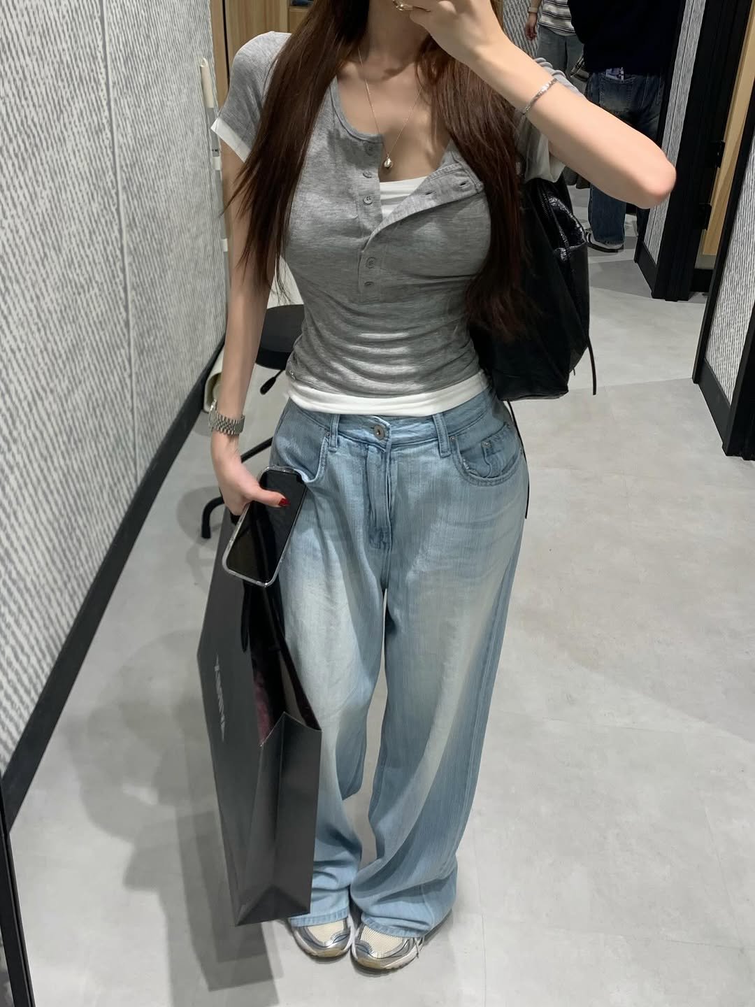 Photo by 홀리 on April 13, 2026. May be an image of sweatpants and text.