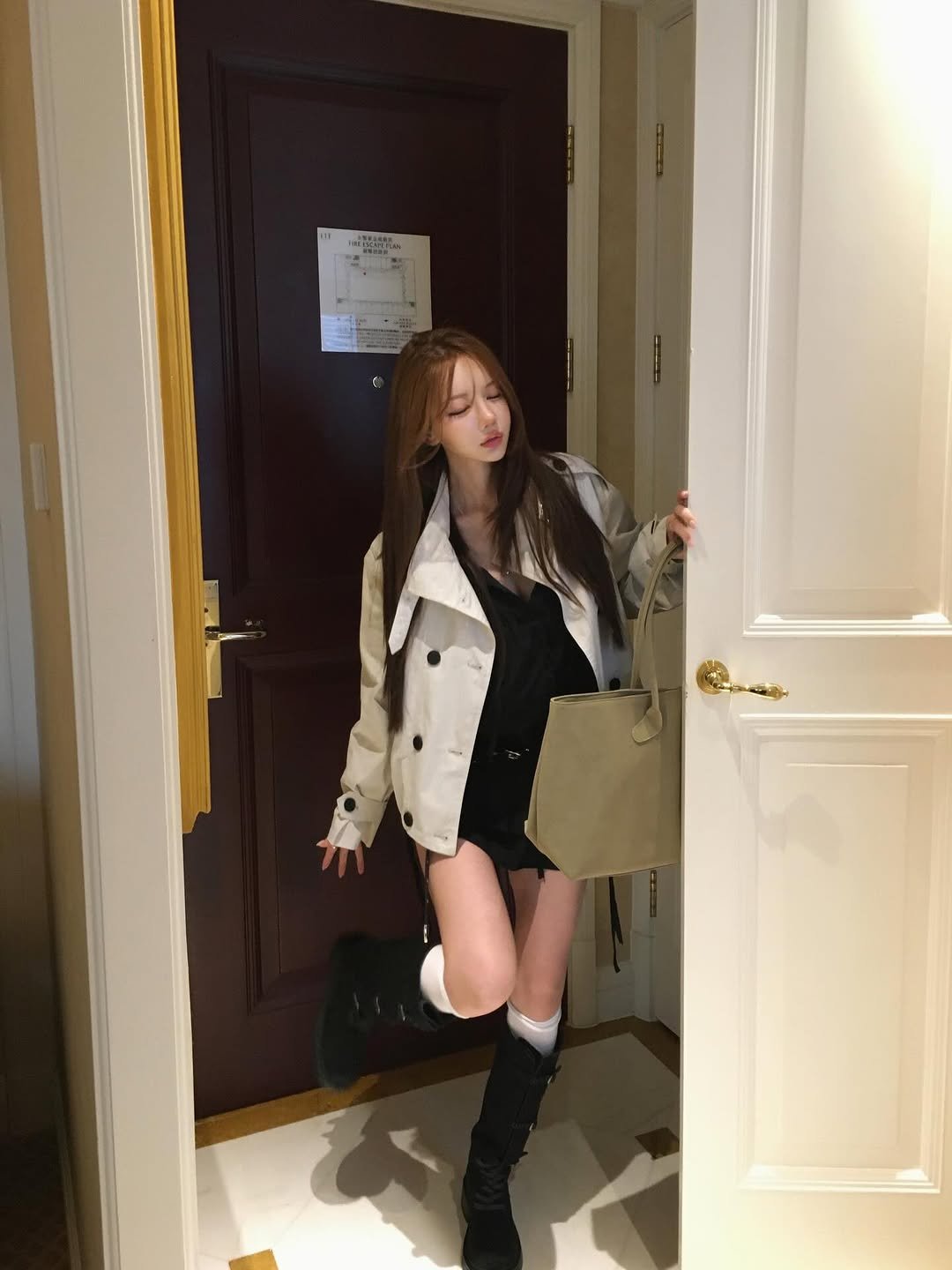 Photo by 홀리 on February 27, 2026. May be an image of duffle coat, overcoat, parka, boots, door and text.