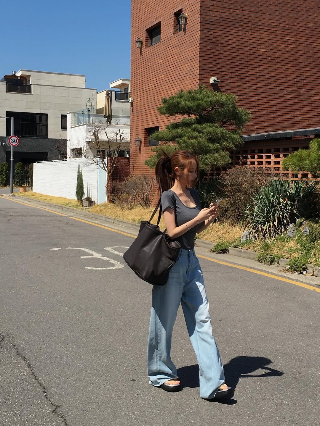 Photo by 홀리 on April 17, 2026. May be an image of slingback shoes, cornflower, street and text.