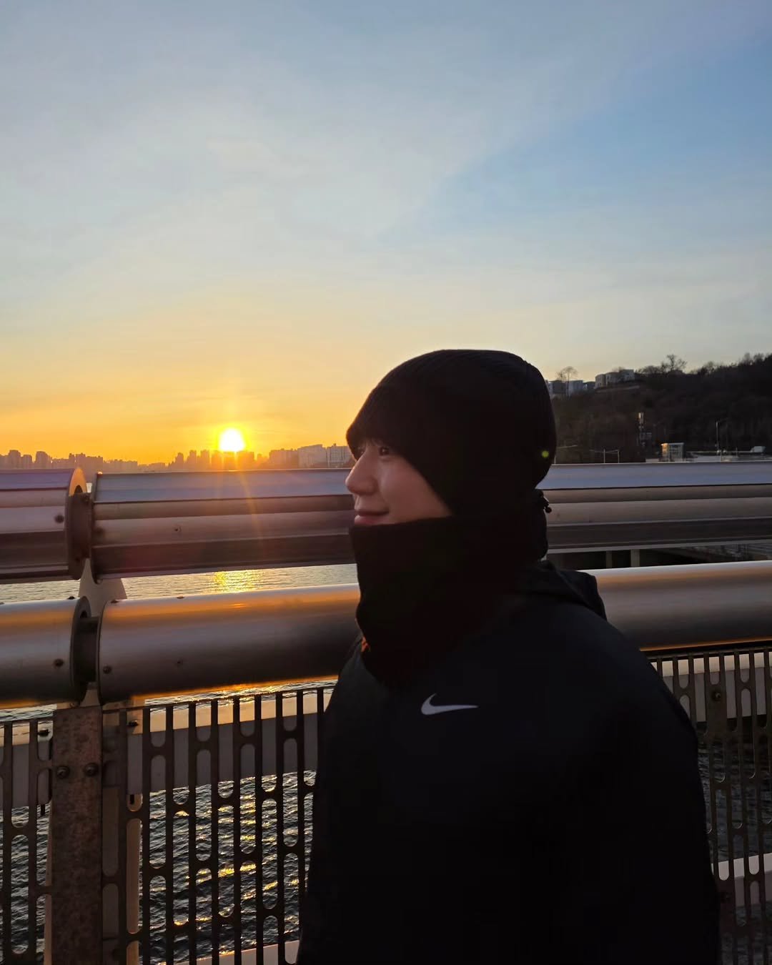 Photo by 정해인 on December 31, 2025. May be an image of face mask, the Queensboro Bridge, the Brooklyn Bridge, twilight, park and text.