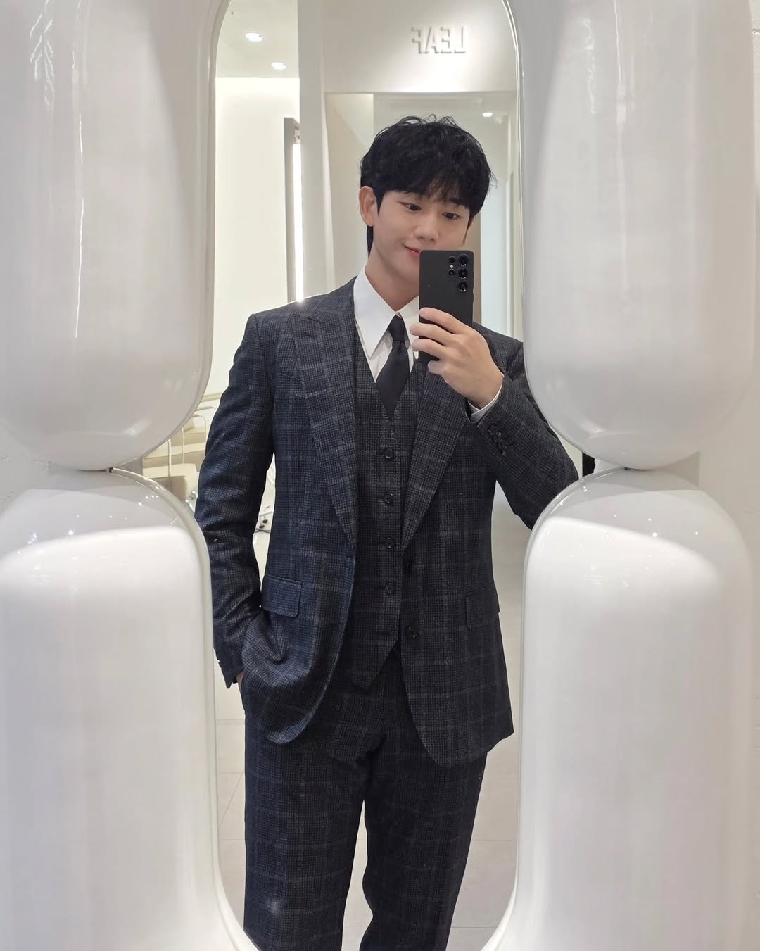 Photo by 정해인 on October 27, 2025. May be an image of overcoat, duffle coat, suit, blazer, dinner jacket and text.