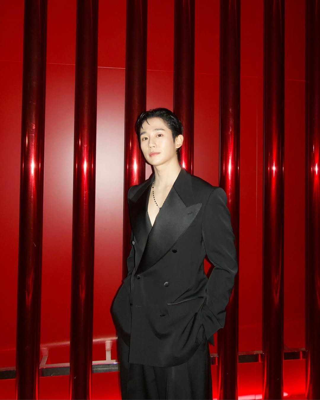 Photo shared by 정해인 on January 24, 2026 tagging @dolcegabbana. May be an image of one or more people, overcoat, bolo tie, dinner jacket, blazer, suit and text.