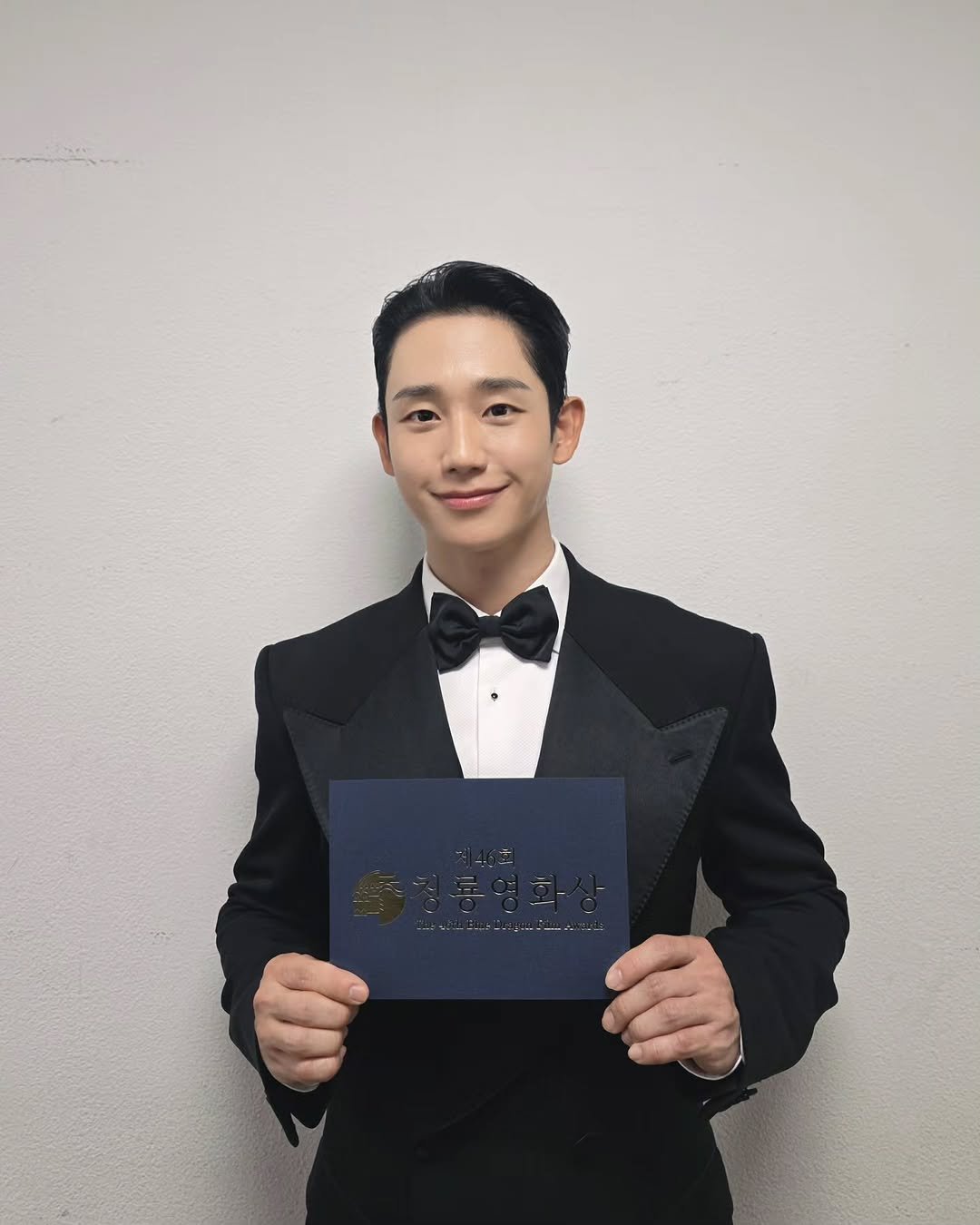 Photo by 정해인 on November 20, 2025. May be an image of one or more people, dinner jacket and text.