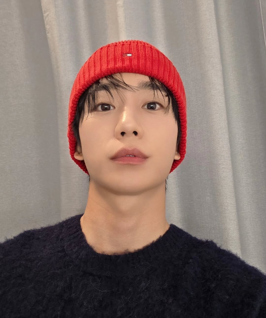 Photo by 정해인 on October 04, 2025. May be a selfie of 1 person, hair, hat, beret and text.