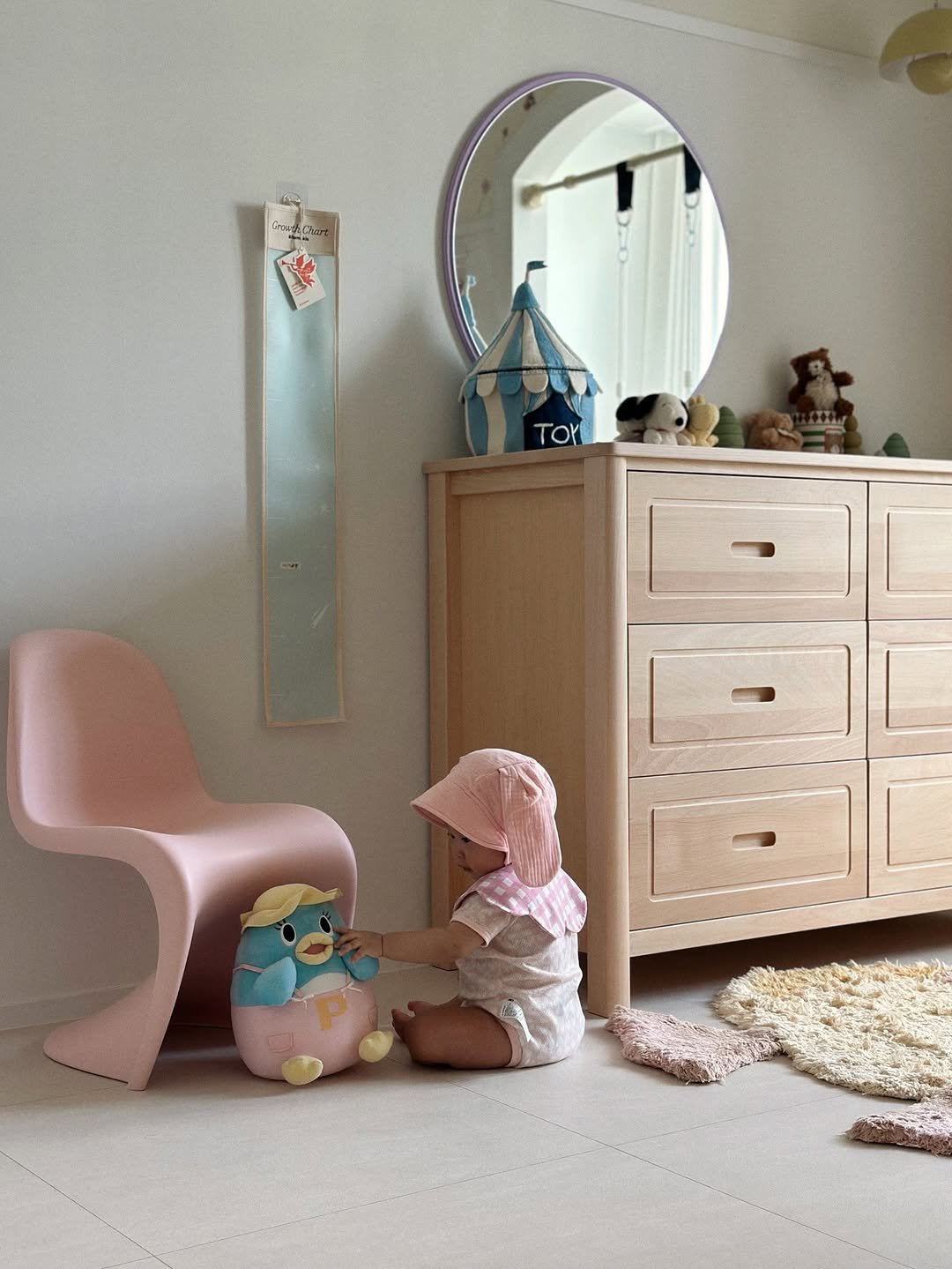 Photo shared by 스윗홈예나 | 아기가사는집 | 애개육아 on August 06, 2025 tagging @montanafurniture, @vitra, @nordicnest.kr, @bunt_archive, @andersen_mall, @floa.kr, and @farmakis_official. May be an image of mirror, dollhouse, rocking chair, indoors and text.