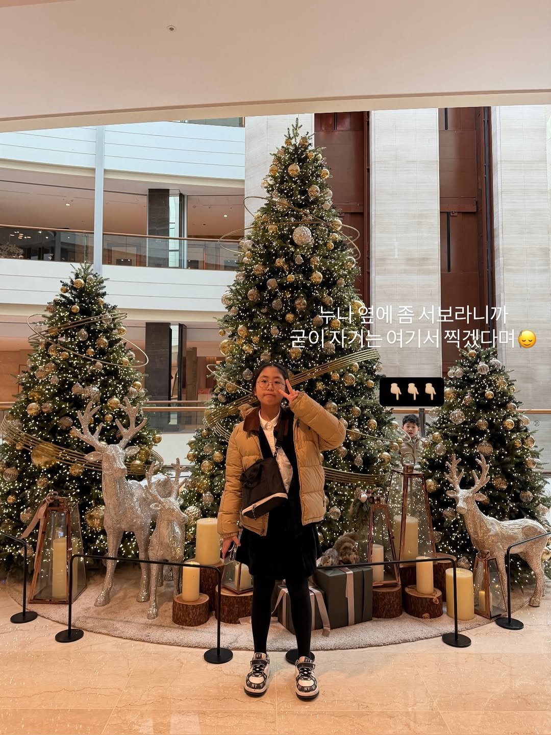 Photo by 홈멍멍 최혜미 on December 31, 2025. May be an image of christmas tree, tinsel and text that says '누나옆에 누나옆에좀서보라니까 좀 좀서보라니까 굴이자거는 여기서 굴이자기는여기서찍겠다며 여기서찍겠다며 찍겠다며 ប្នំលរា'.