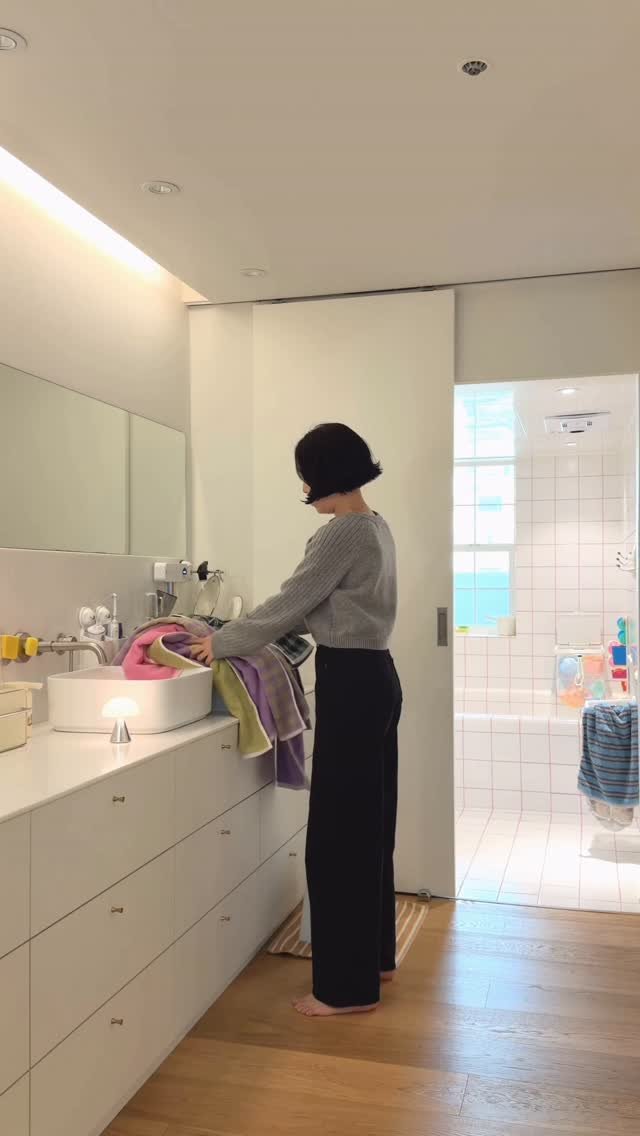 hommongmong 게시물 이미지: #화장대수납장 #서랍12개정리하기

세면대이자 화장대인 이 수납장에는
열두개의...