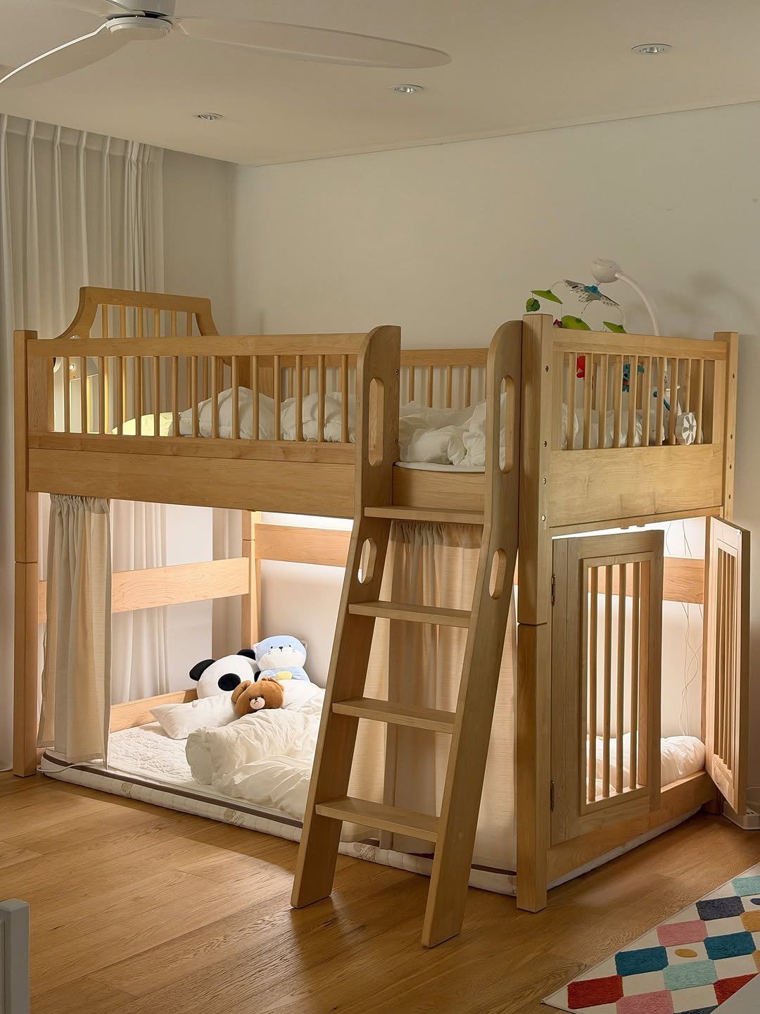 Photo by 홈멍멍 최혜미 on November 08, 2025. May be an image of bunk bed, bed, mattress, woodwork, bedroom, indoors and text.