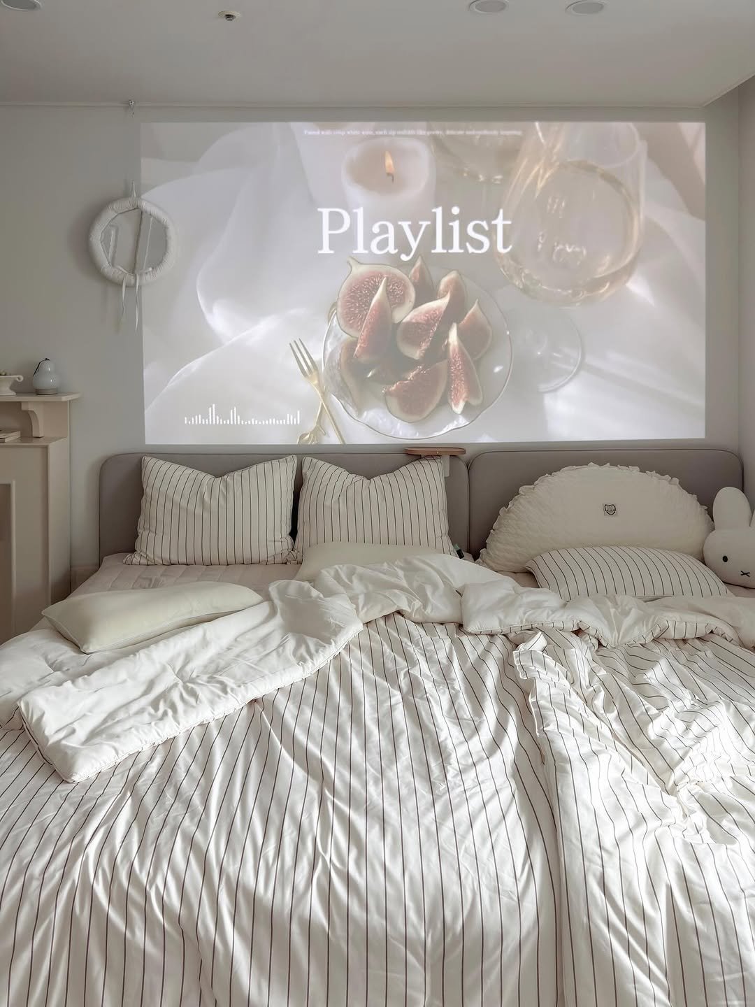 Photo shared by 박정미 on January 14, 2026 tagging @homuro.official. May be an image of screen, bed, mattress, headboard, bedroom, indoors and text.