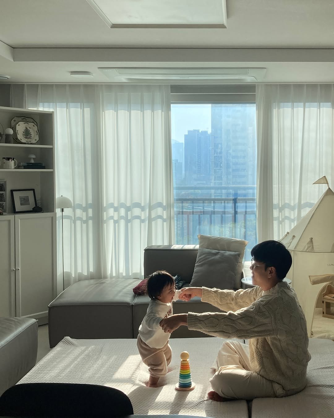 Photo shared by 오렝지네 집 ⌂ 집꾸미기 • 홈카페 • 아기가있는집 on November 15, 2025 tagging @homuro.official. May be an image of baby, diaper and text.