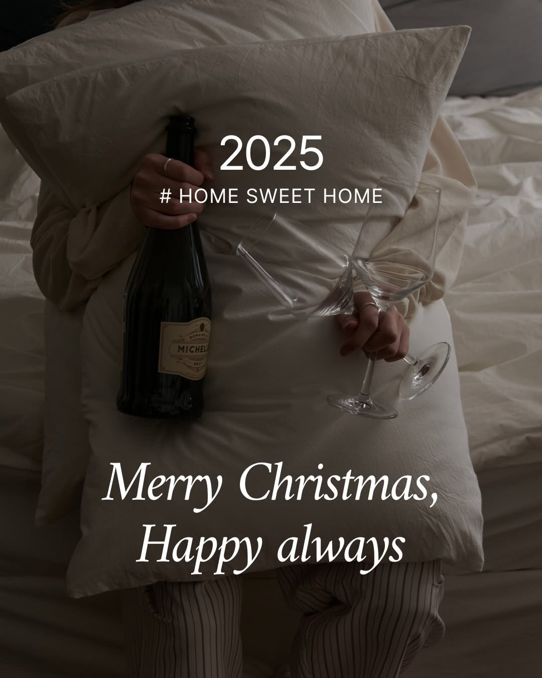 Photo by 호무로 | 𝐇𝐎𝐌𝐔𝐑𝐎 on December 24, 2025. May be an image of ‎champagne, magazine and ‎text that says '‎2025 #HOMESWEETHOME HOME SWEET HOME حاي Merry Christmas, Happy always‎'‎‎.