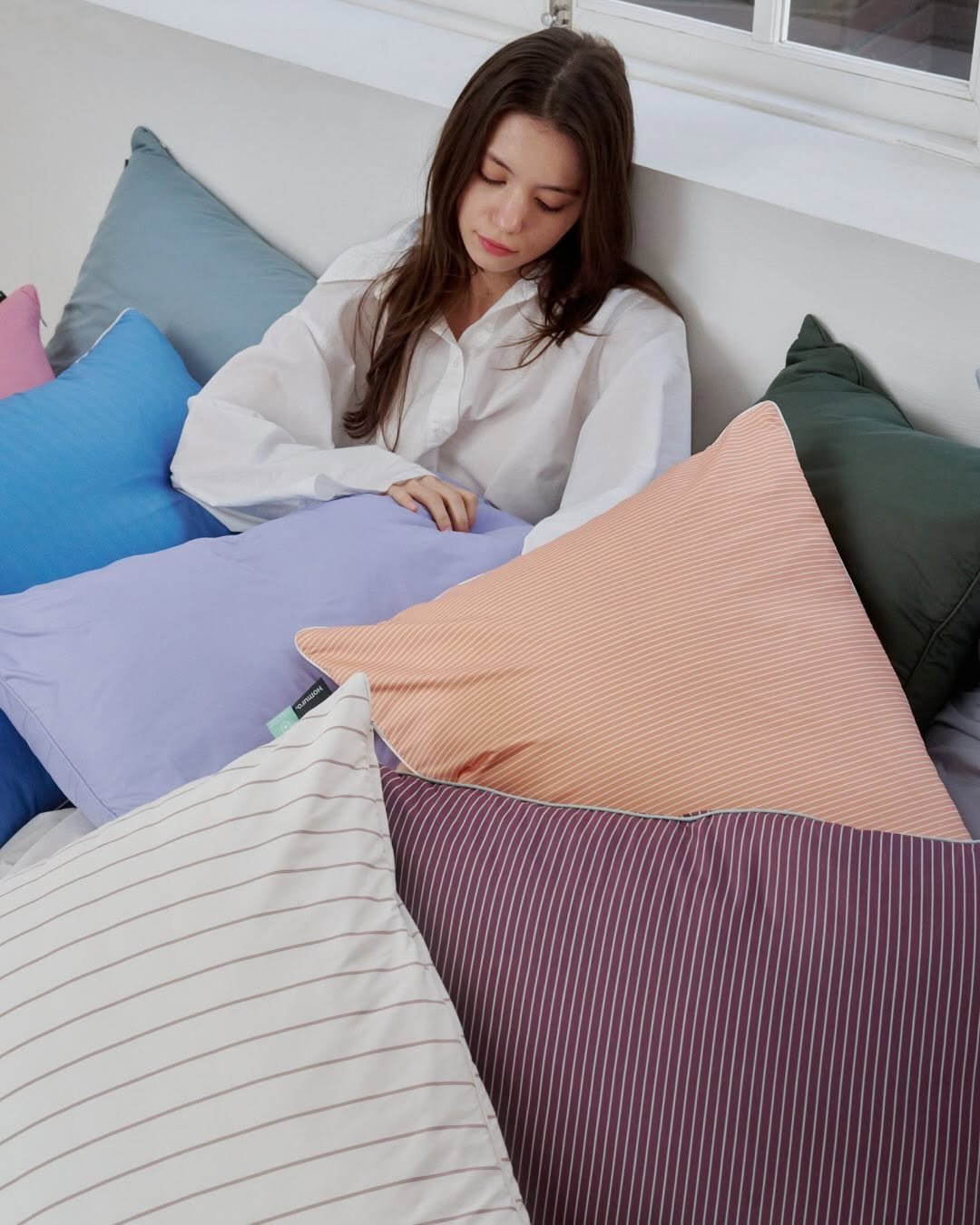 Photo by 호무로 | 𝐇𝐎𝐌𝐔𝐑𝐎 on March 24, 2026. May be an image of blanket, bedroom and text.