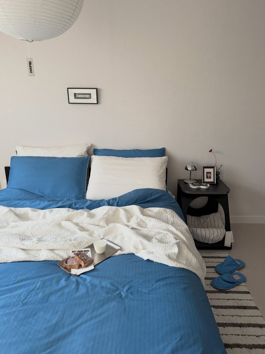 Photo by 페브띵즈 | 블랙인테리어, 집꾸미기 on March 25, 2026. May be an image of mattress, bed, headboard, bedroom, indoors and text.