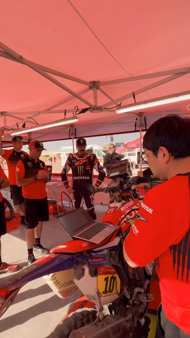 hondaracingcorporation 게시물 이미지: Post-stage ritual: debriefing time and...