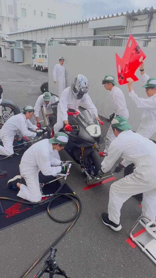 hondaracingcorporation 게시물 이미지: Intense pit stop practice for the...