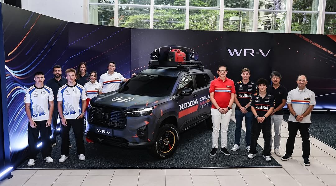 Photo shared by Honda Automóveis Brasil on November 06, 2025 tagging @maxverstappen1, @hondaracingf1, @hondajp, @liamlawson30, @isackhadjar, @yukitsunoda0511, and @hondaracingglobal. May be an image of standing, jeep, car and text.
