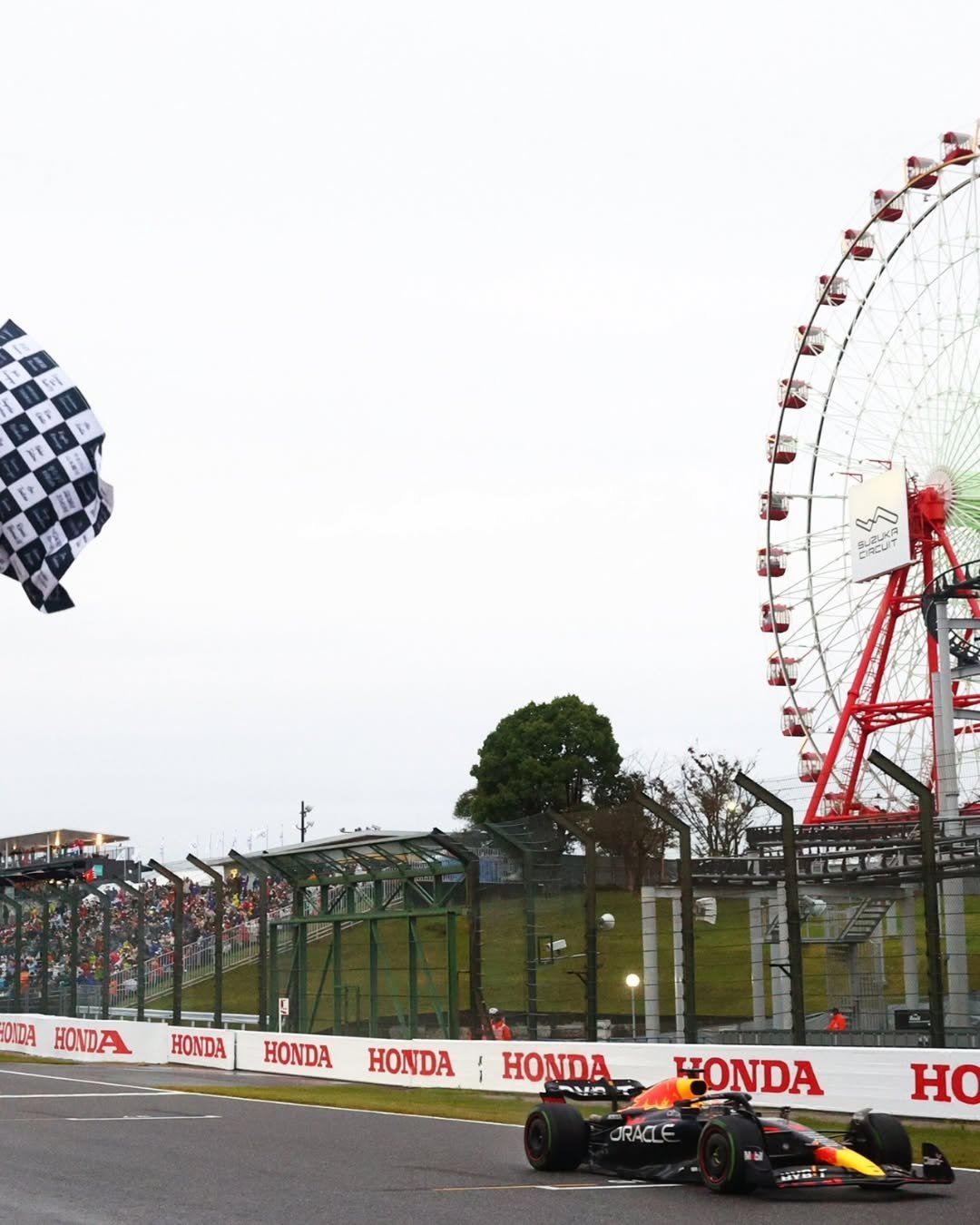 Photo by Honda Racing F1 in Suzuka Circuit - English. May be an image of racing vehicles and text that says 'EREUT OWAA HONDA HONDA HONDA HONDA HONDA -yn A ORACLE HO'.