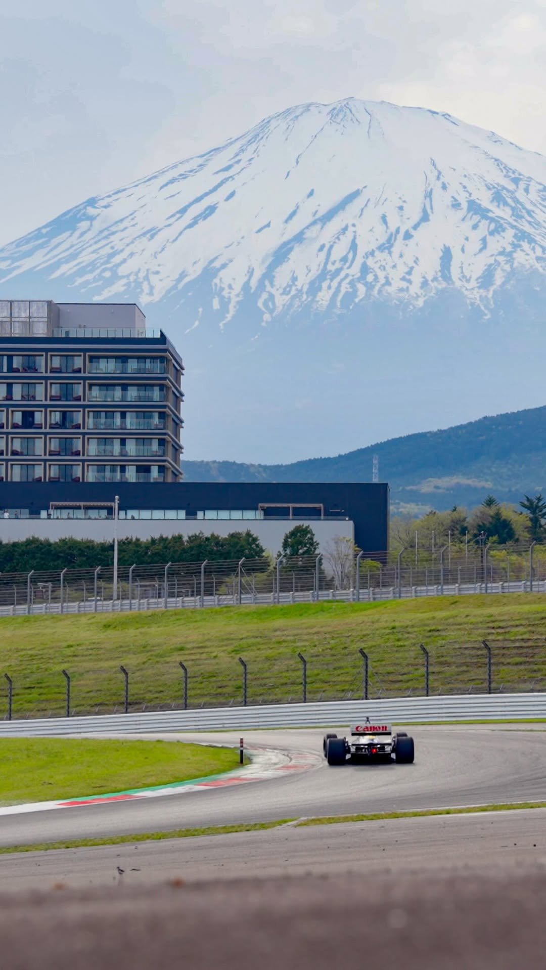 hondaracingf1 게시물 이미지: 🗻 Fuji echoes to the sound of ‘80s turbo-era...