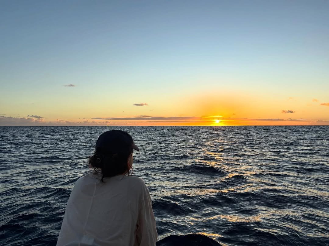 Photo by 이하늬❤️hanee Lee on January 01, 2026. May be an image of ocean, twilight, horizon and text.