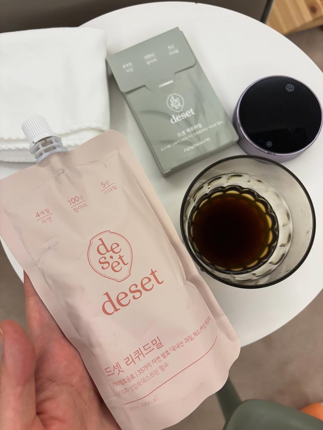 Photo shared by 이하늬❤️hanee Lee on September 15, 2025 tagging @deset_project. May be an image of tea, coffee cup, dental floss, hand cream, cornflower and text that says '5년 커터행 100% 헬아의 고책벌 de deset S 해프히밀 5년 ၁ဘ Sien 기다림 100원 할아리 4계절 자연 de deset Set 리퀴드밀 발효 효국내산과일.스.빛분드 분포조심 국내산과일, 드셋 자여 35가지 기라발효음료 박성말토텍스트린 함유 .속화 180ml 435Kcal)'.