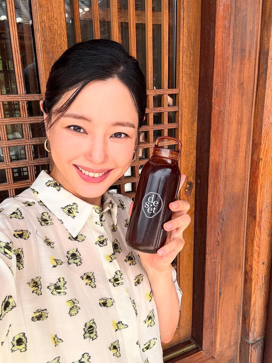 Photo shared by 이하늬❤️hanee Lee on August 08, 2025 tagging @deset_project. May be an image of 1 person, medicine, juice and text that says 'sie et 星'.