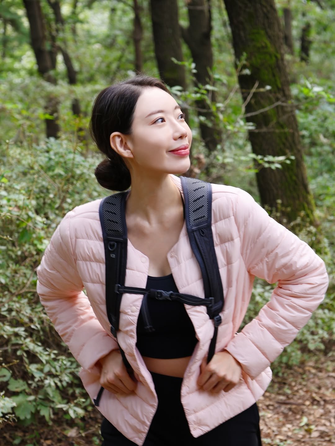 Photo shared by 여행 + 경제 크리에이터, 허니블링🩵 on October 16, 2025 tagging @topten10_official. May be an image of goosedown coat, jacket, parka, park and text.