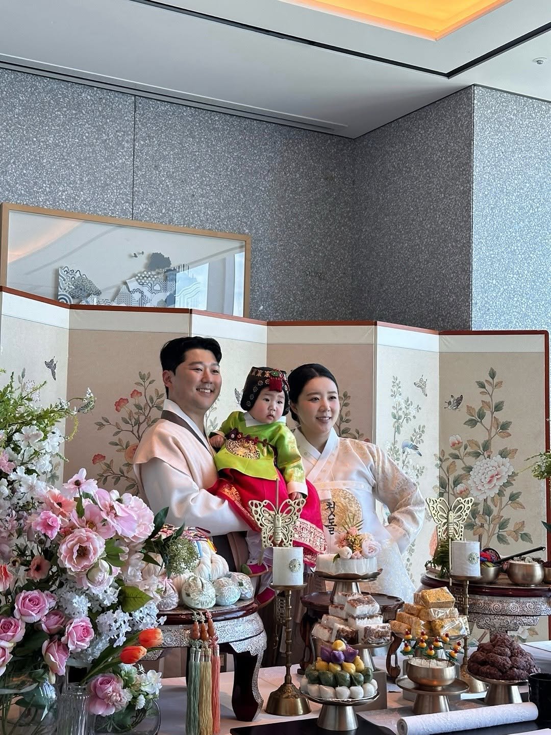 Photo shared by 변서방네 on July 12, 2025 tagging @byunjunsuk. May be an image of 2 people, wedding cake, prairie gentian, wedding and text.