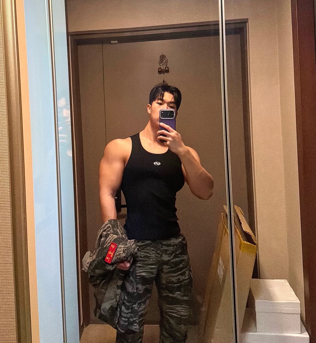 hong_s.ta 게시물 이미지: 🤩✨눈뽕✨🤩

매년 더 작아지는 군복..🥲😅

#예비군 #군인 #일상 #운동하는남자 #군복