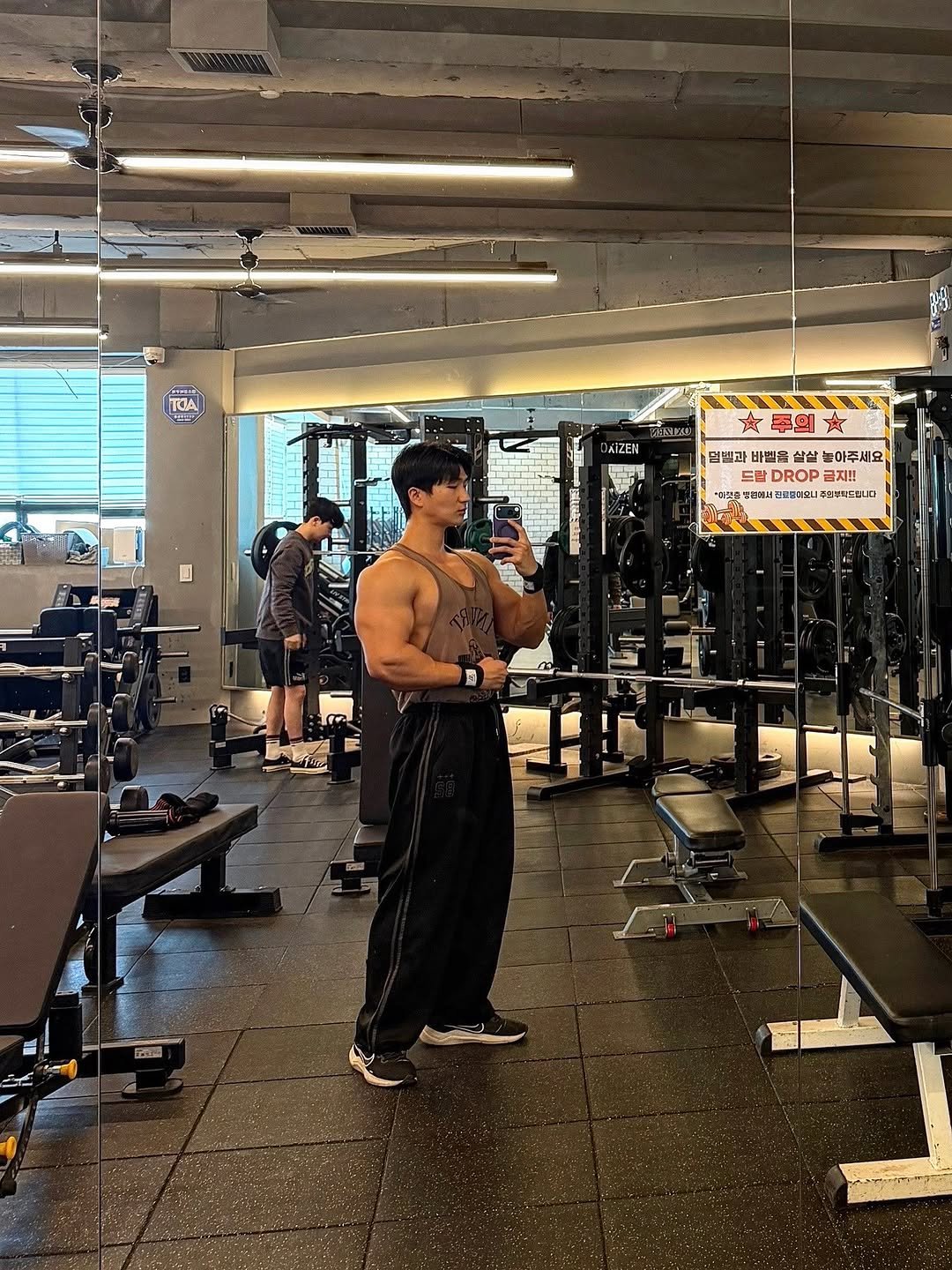hong_s.ta 게시물 이미지: 대회 끝난지 한달… +8kg🐷🐷
실컷 먹었으니 여름 준비하자 이제!! 😅🔥

손목...