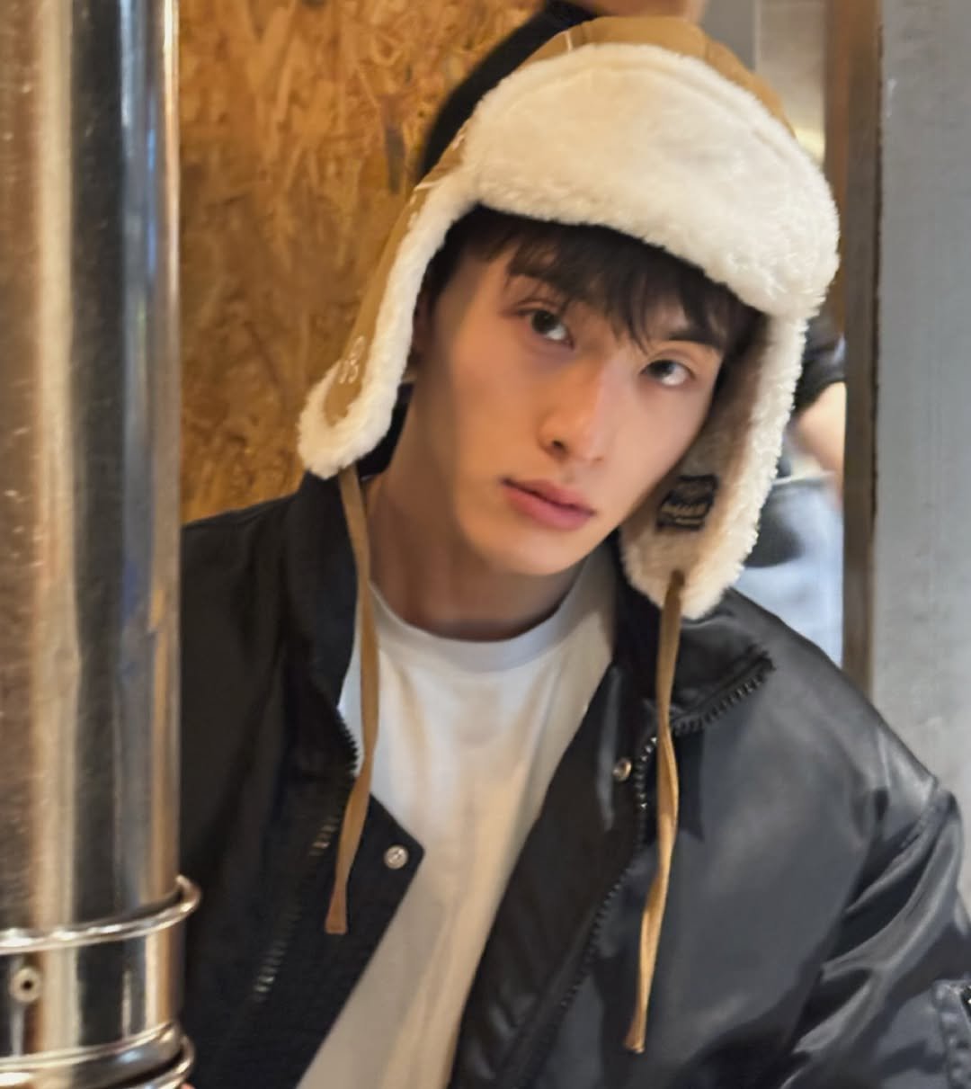 Photo by 홍버즈 on December 18, 2025. May be an image of one or more people, hair, hat, duffle coat, goosedown coat, jacket, parka, fur and text.