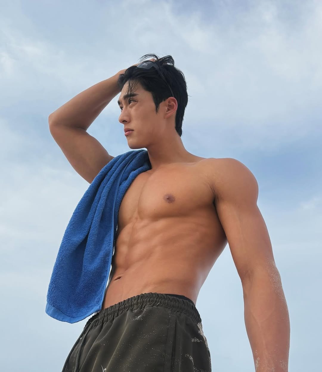 Photo by 홍버즈 on November 20, 2025. May be an image of one or more people, biceps, people bodybuilding, sarong and text.