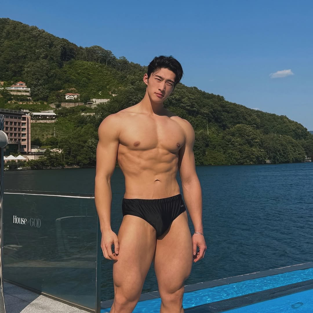 Photo by 홍버즈 in Seoul, Korea. May be an image of 1 person, biceps, body building and text.