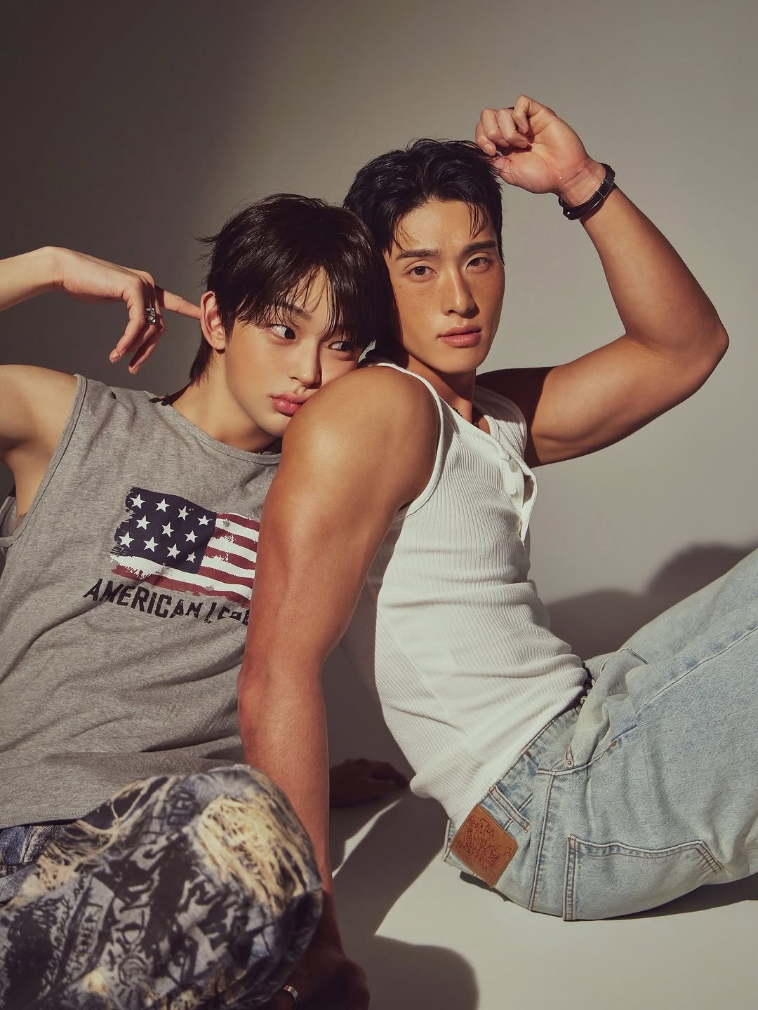 Photo shared by 파파윤 on April 27, 2026 tagging @hongbuzz_99. May be an image of one or more people, hair, biceps and text.